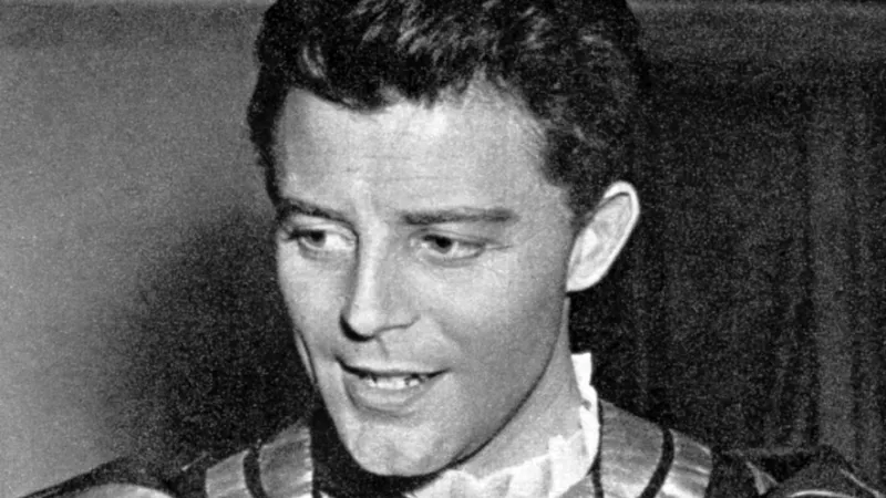 Gérard Philipe en 1954 dans le costume de Don Rodrigue ©Wikimédia commons