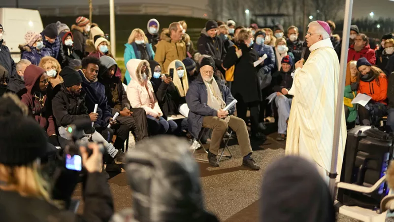 Messe de Noël célébrée près d'un camp de migrants, par Mgr Olivier Leborgne, évêque d'Arras, Calais, le 24/12/2021 ©Jaak Moineau / Hans Lucas