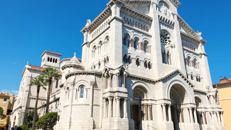 La cathédrale de Monaco ou auront lieu les obsèques de Mgr Barsi - Par Rundvald — Travail personnel, CC BY-SA 4.0, https://commons.wikimedia.org/w/index.php?curid=121615958