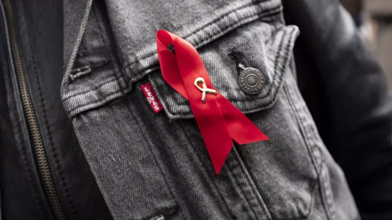 Le ruban rouge, symbole international de la solidarité vis-à-vis des victimes du VIH et du sida © Antoine Mermet