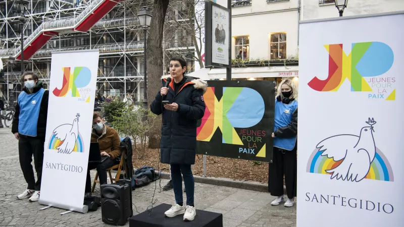 Rassemblement des Jeunes pour la Paix de la communauté Sant'Egidio pour dire non à la guerre en Ukraine, place Edmond Michelet à Paris le 19 février 2022. Photographie de Corinne SIMON / Hans Lucas.