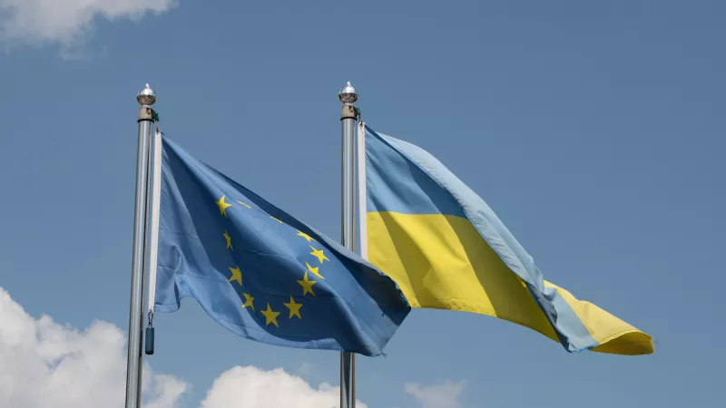L'Ukraine est maintenant candidate officielle à l'entrée dans l'Union Européenne. Ici, les drapeaux européen et ukrainien flottant à Mykolaiv en Ukraine. /© Maurizio Orlando/ Hans Lucas.