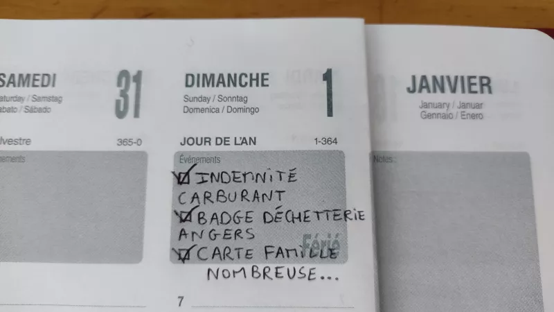 L'indemnité carburant, le badge d'accès aux déchetteries d'Angers Loire Métropole et la nouvelle version de la carte famille nombreuse font partie des changements de ce 1er janvier 2023. ©RCF Anjou