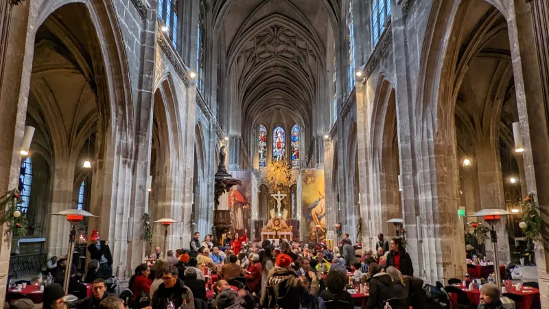 Le repas de Noël organisé par Sant'Egidio le 25 décembre 2022 dans la paroisse saint Merry à Paris / Amélie Gazeau