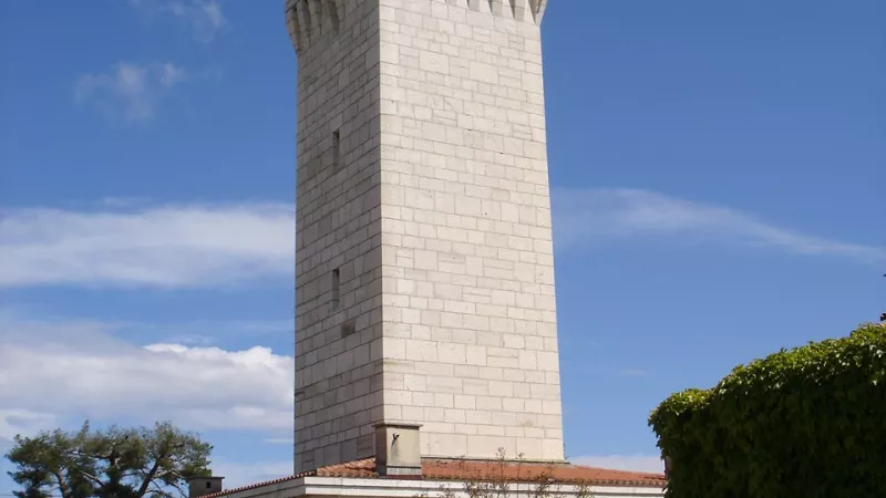 Le phare de la Garoupe - Par Idarvol —  CC BY-SA 3.0, https://commons.wikimedia.org/w/index.php?curid=2207290