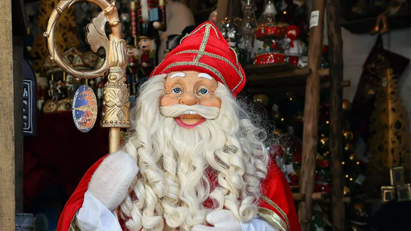 Contrairement au Père Noël qui porte un bonnet à pompon, saint Nicolas est représenté avec une mitre d'évêque (Photo : Dans une boutique à Monaco, le 24/11/2020 ©Arie Botbol / Hans Lucas)