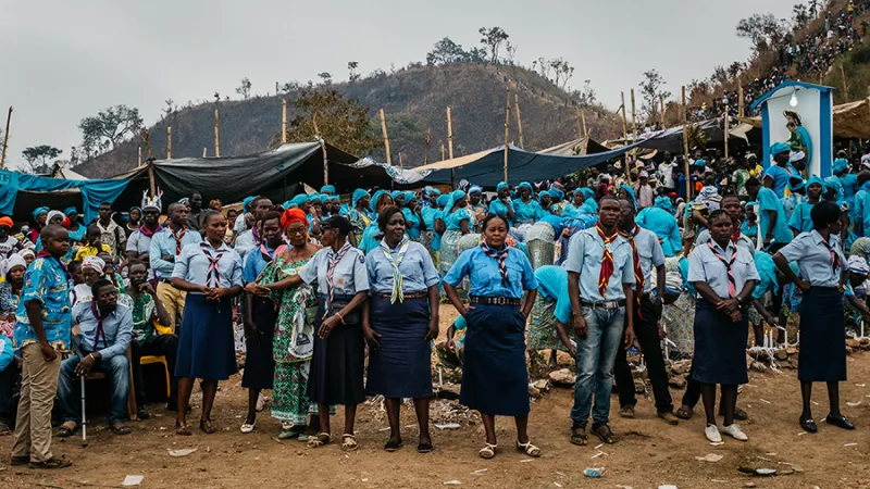 Des scouts et guides centrafricains pendant une messe d'envoi, à 30 kilomètres de Bangui, en décembre 2019 © Jean-Matthieu Gautier / Hans Lucas