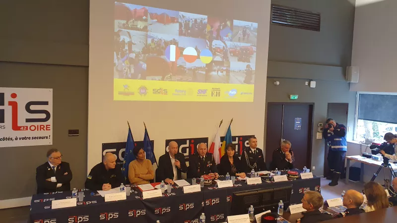 Les pompiers humanitaires français ont présenté à la presse leur nouveau projet pour l’Ukraine avec tous leurs partenaires. Ⓒ Lucas Lauber / RCF Saint-Étienne
