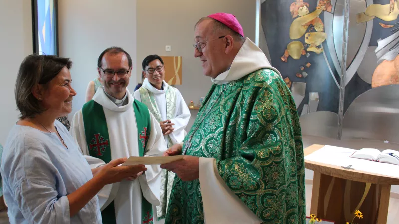 L'Evêque d'Annecy tend sa lettre de mission à une responsable de catéchèse en paroisse @2022-SEDICOM 