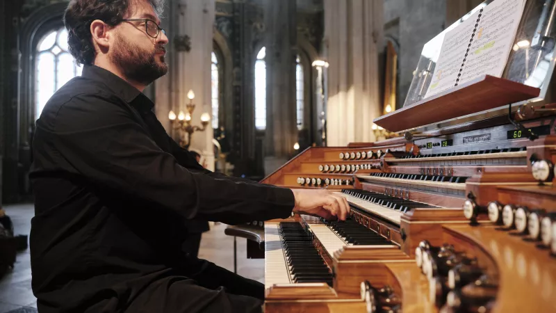 Augustin Belliot jouant sur l'orgue de l'église Saint-Eustache à Paris © Augustin Belliot.
