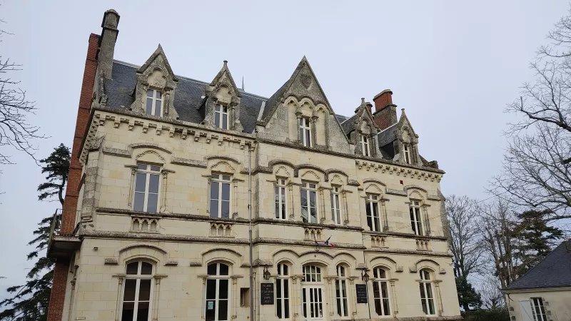 Construit en 1849, le château du Mont-Rude abritait la mairie de Saint-Saturnin-sur-Loire jusqu'à fin 2016. ©RCF Anjou