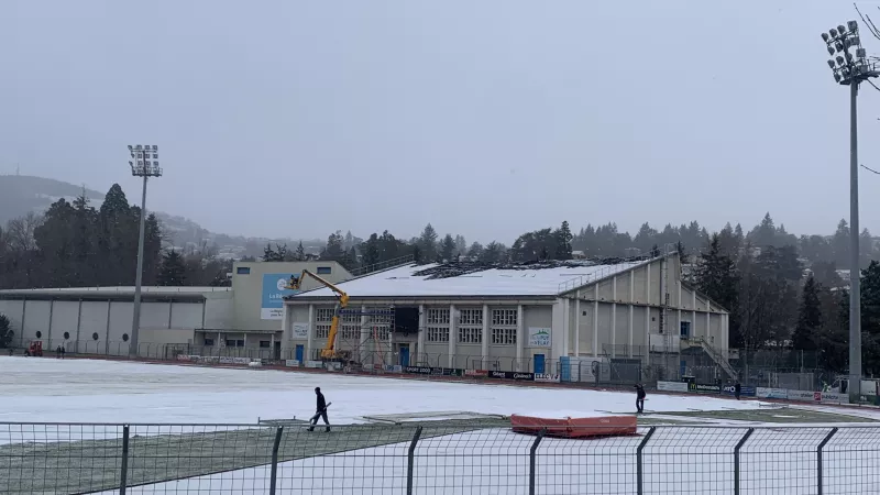 Les travaux de sécurisation de la toiture du gymnase de Massot sont en cours. ©Élodie Berard