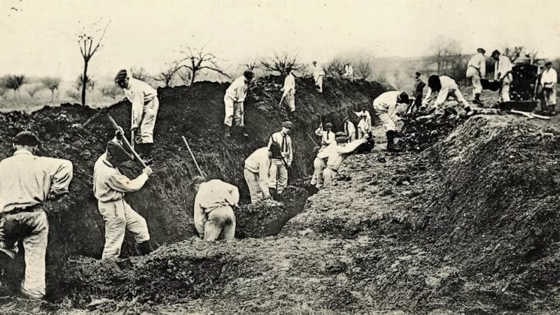 Les jeunes travaillent au creusement d'un fossé. © Mairie de Saint-Germain-du-Puy.