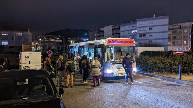 Le bus du coeur, rue Besset à Clermont-Ferrand dans le quartier Fongtiève