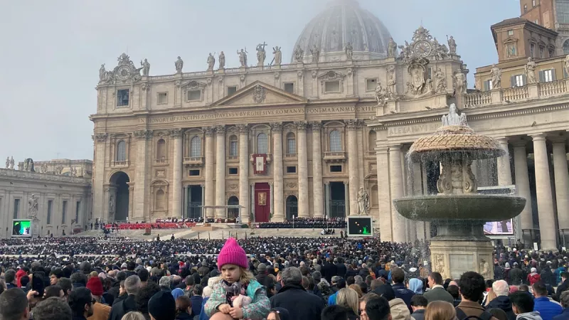 Près de 50.000 personnes étaient présentes à la messe des funérailles de Benoît XVI, le jeudi 5 janvier, place Saint-Pierre à Rome ©Pierre-Hugues Dubois / RCF