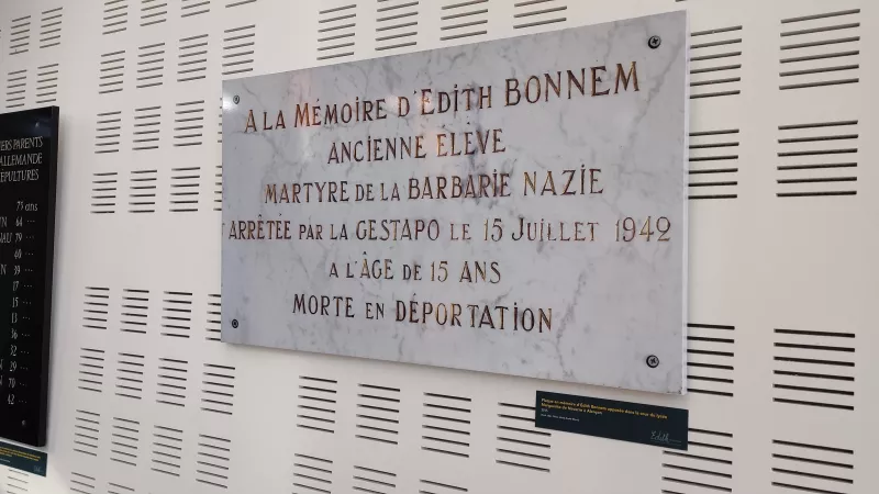 La réplique de la plaque commémorative au lycée Marguerite de Navarre (©Aurélien Vurli/RCF Orne)
