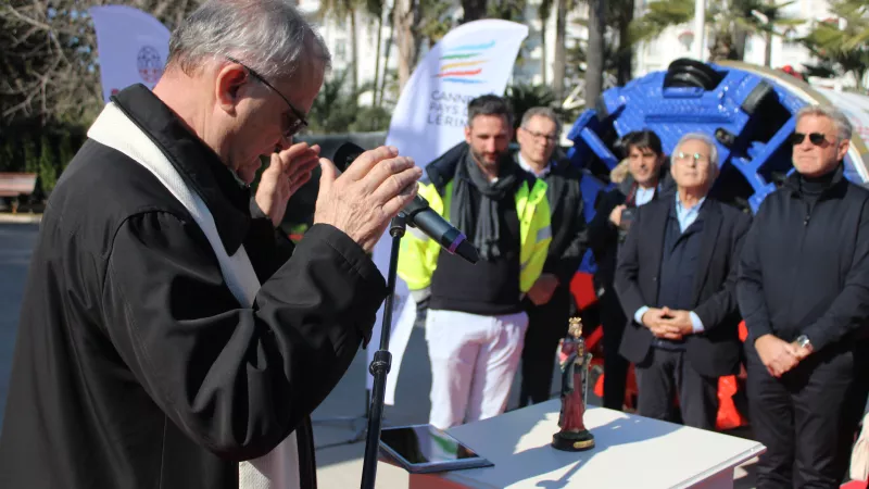 Le père Guy Largillière fait la bénédiction d'un micro-tunnelier à Cannes - RCF