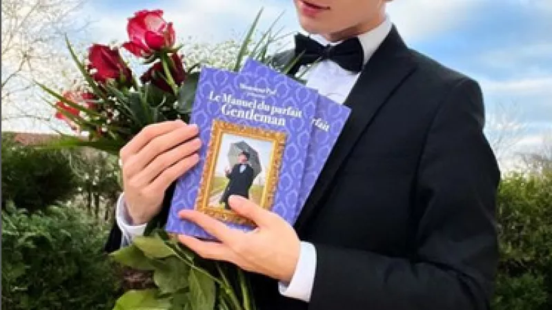 Sur son compte instagram, le jeune homme se met en scène avec son livre. © @monsieurpof sur Instagram