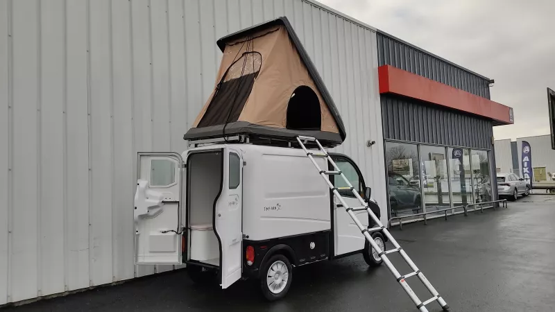 Pour dormir, le Tiny van est doté d'une tente qui se déploie sur le toit. ©RCF Anjou