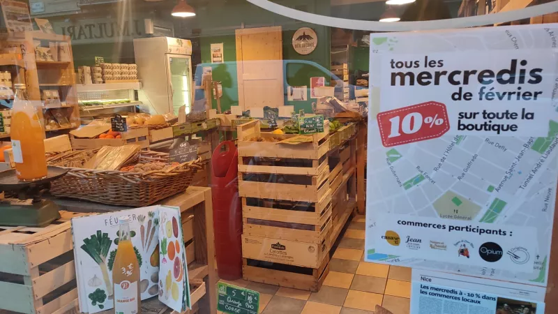 La devanture de l'épicerie Jean de la Tomate affiche fièrement ses -10%. (Photo RCF Nice Côte d'Azur)