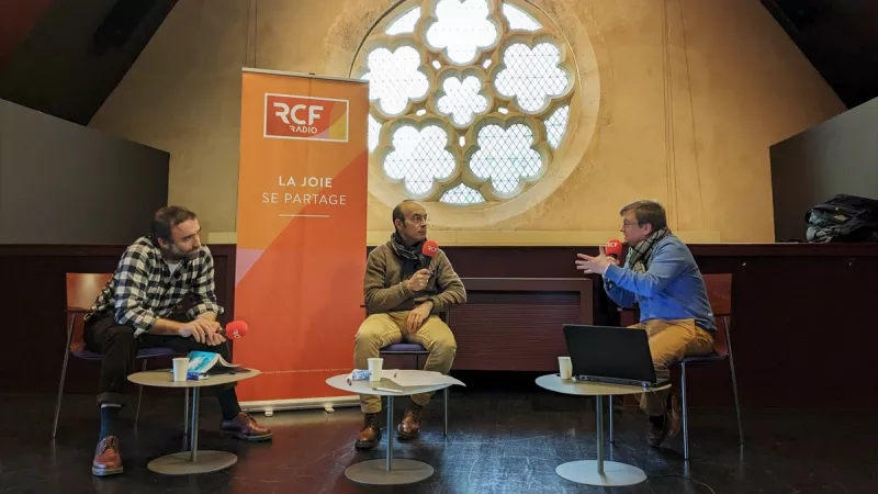 Étienne Pépin anime la table-ronde "Comment construire une parentalité numérique positive ?" au Collège des Bernardins, le 01/02/2023, Paris ©RCF