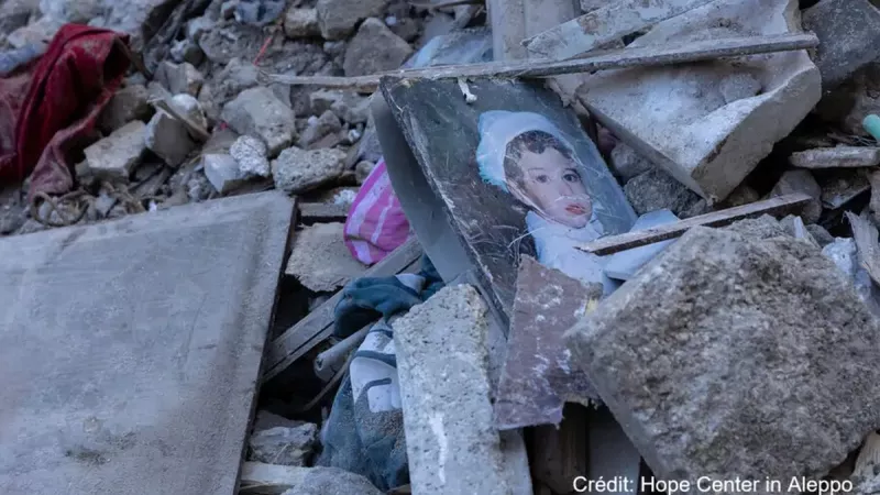 Photo dans les décombres à Alep ©Aide à l'Église en détresse (AED) / Hope Center in Aleppo