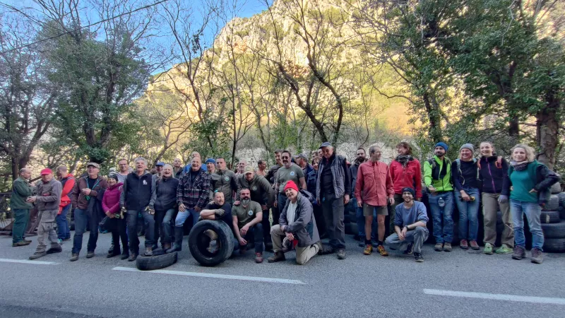 Les bénévoles sur la départementale des Gorges du Loup - Photo : RCF Nice Côte d'Azur 