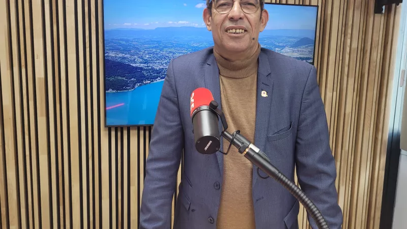 Le maire d'Annecy François Astorg, dans les studios de RCF Haute-Savoie. ©Victorien Duchet/RCF Haute-Savoie