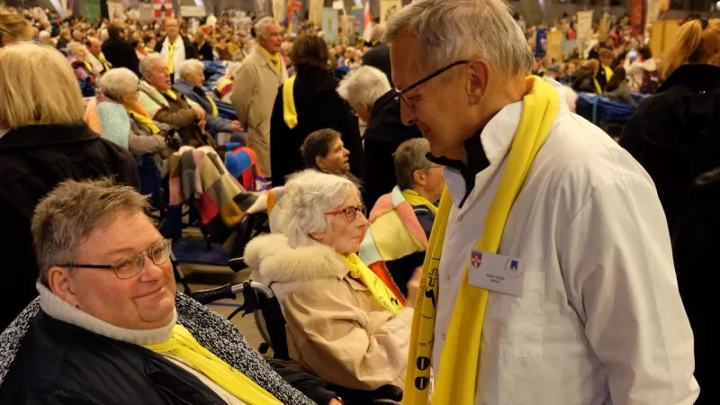 Pèlerins hospitaliers et malades à Lourdes © 2022 Hospitalité du diocèse d'Annecy 