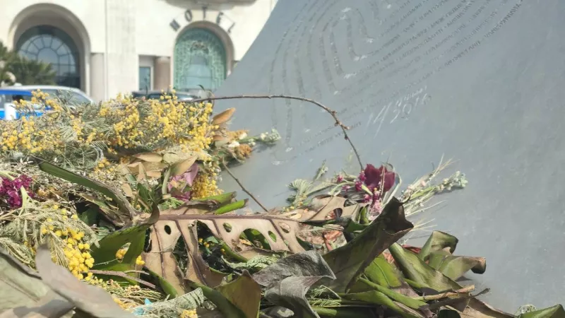 Le 9 mars 2023, un amas de fleurs pourrissait sur le mémorial. (RCF Nice Côte d'Azur - Laura Grondard )