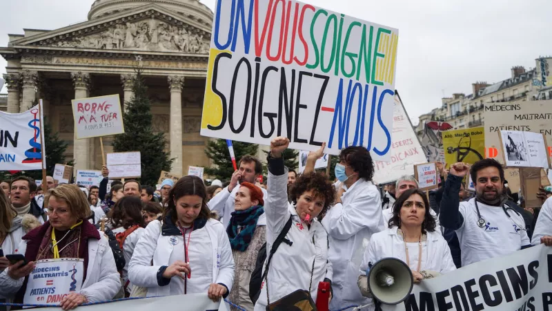Manifestation de médecins à Paris, le 5 janvier 2023, pour demander la revalorisation de la consultation. Crédit photo : Myriam Tirler/Hans Lucas