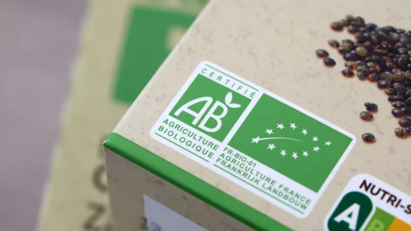  Etiquetage avec le logo du label Agriculture Biologique appose sur un sachet de lentille bio de la marque distributeur Carrefour Bio. Photographie par Sebastien Lapeyrere