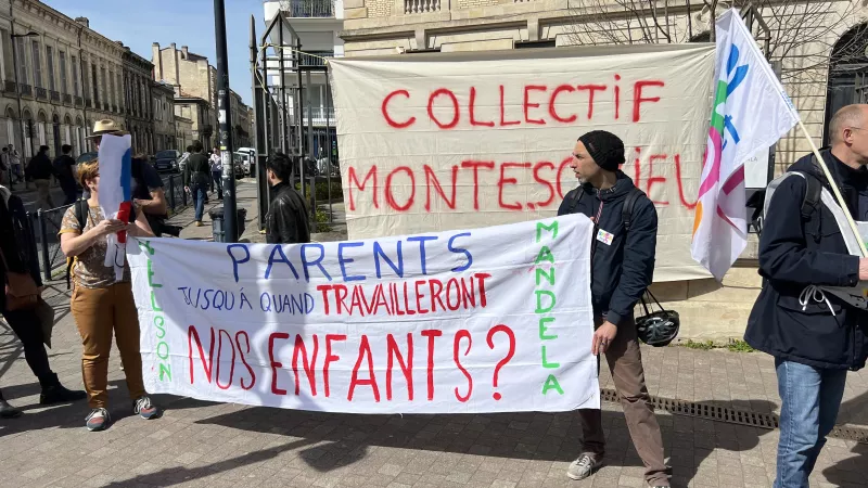Les enseignants se sont réunis ce lundi 20 mars devant les grilles du lycée Montesquieu à Bordeaux.