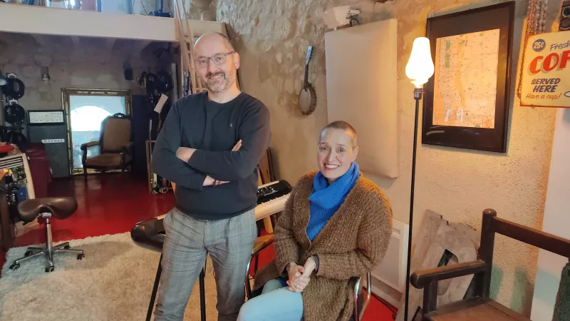 Tous deux musiciens, Olivier et Laure Slabiak ont ouvert un studio d'enregistrement dans une cave troglodytique à Saumur. ©RCF Anjou