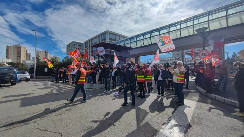 Les manifestants bloquent l'entrée du CADAM à Nice - Photo RCF Laura Vergne