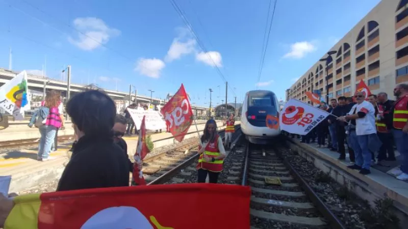 Les manifestants sur les rails à Nice ce 22 mars - RCF