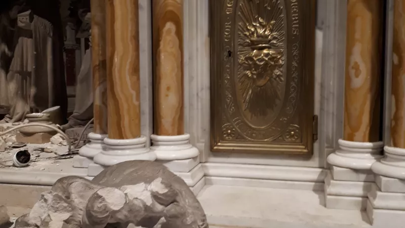Un tête d'ange brisée gisant devant le tabernacle du maitre-autel saccagé de l'église de la Madeleine à Angers