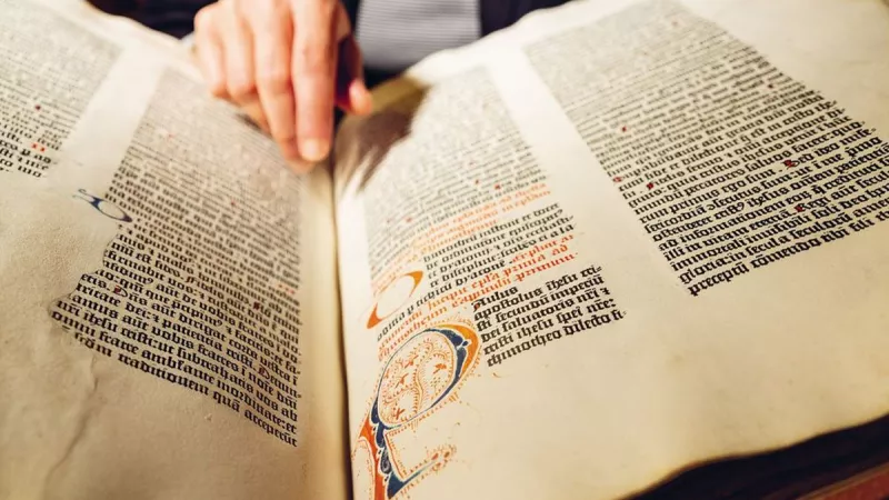 Exemplaire de la Bible de Gutenberg imprimé sur papier – BnF, Réserve des livres rares © Béatrice Lucchese / BnF