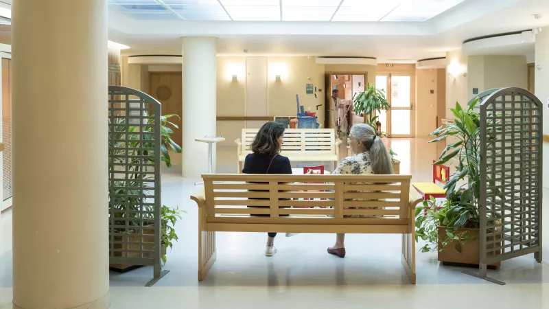 Unité de soins palliatifs à la maison médicale Jeanne Garnier. Discussion entre deux bénévoles. Paris (75) - Photographie de Corinne SIMON / Hans Lucas