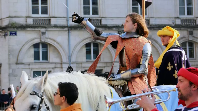 L’héroïne des journées johanniques, c’est Jeanne d’Arc. Chaque année une jeune fille est choisie pour incarner la Pucelle d’Orléans. ©association Orléans Jeanne d’Arc