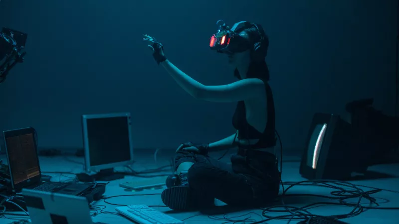 Utilisatrice d'un casque à réalité virtuelle 