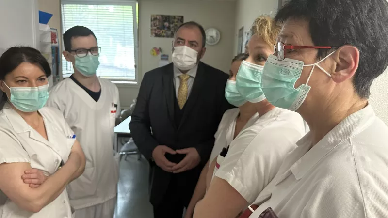Le ministre de la santé François Braun (au centre), a récemment annoncé le retour possible des soignants non-vaccinés au sein de l'hôpital public © Ministère de la santé