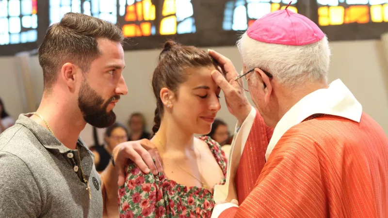 Confirmation d'adulte avec l'ancien évêque d'Annecy, le Père Yves Boivineau ©2022 SEDICOM
