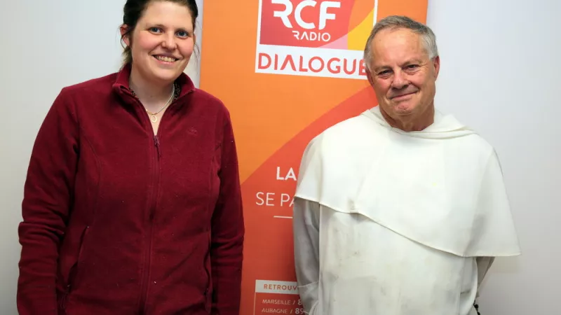 Saskia et Frère Didier dans les studios de Dialogue RCF à Marseille ©Robert Poulain