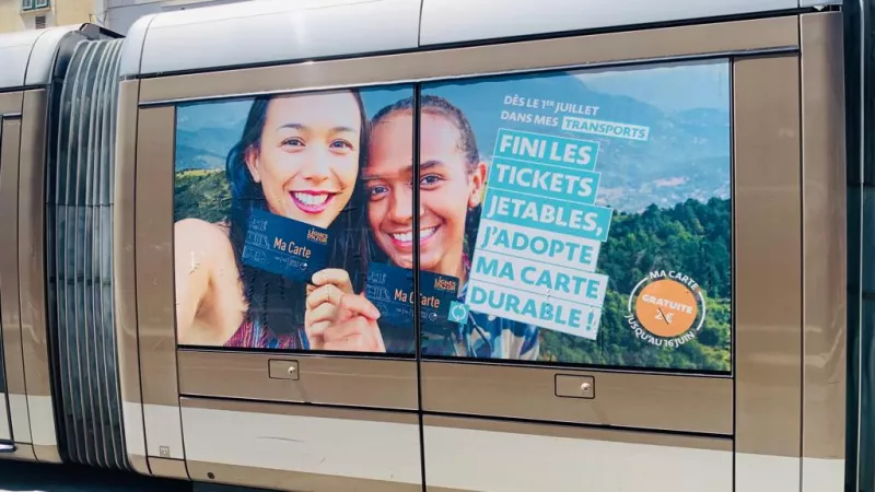 Publicité sur une façade d'un tramway de Nice sur la suppression des tickets papier.