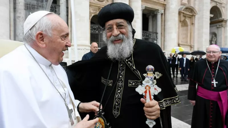 Tawadros II, chef de l'Église copte orthodoxe, et le pape François, place Saint-Pierre, Vatican, le 10/05/2023 ©Vatican Media