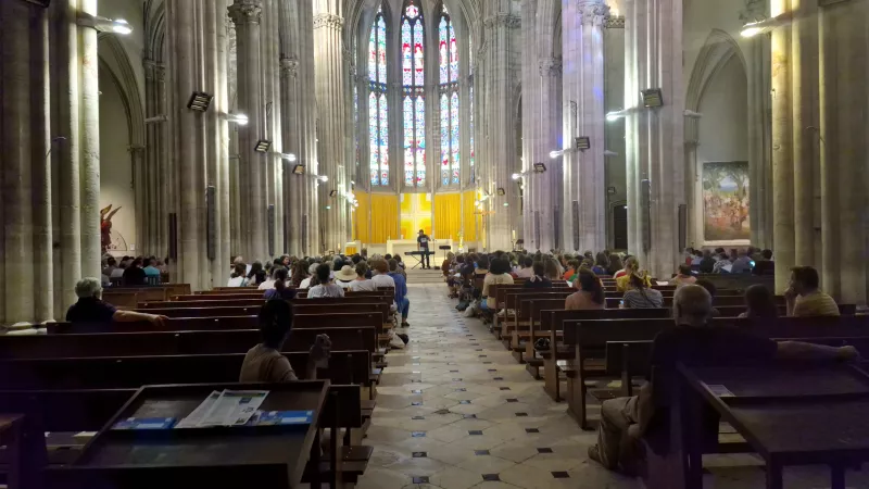 200 choristes répètent pour la messe au Vélodrome - Maud de Bourqueney