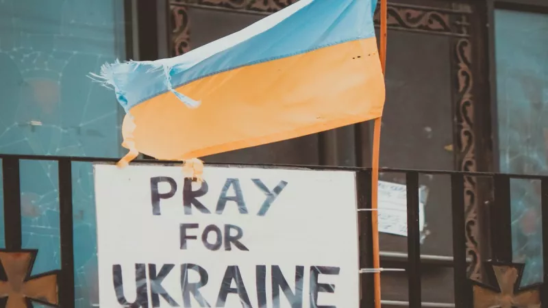 Pancarte "pray for Ukraine" à Toronto, au Canada. ©Unsplash
