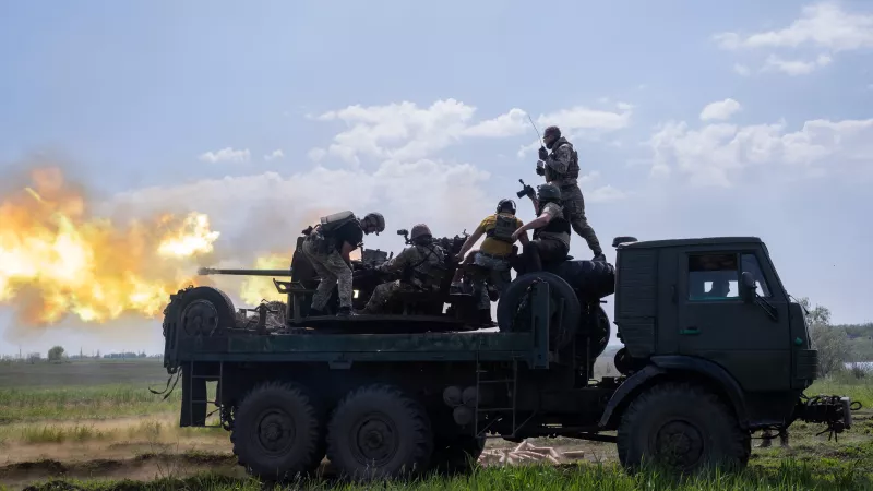 Des soldats ukrainiens ciblent les positions russes à proximité de Bakhmout, où les combats font rage. Le 15 mai 2023. ©Virginie Nguyen Hoang / Hans Lucas