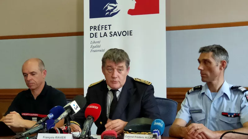 François Ravier, Préfet de Savoie entouré de Fabrice Terrien, directeur du SDIS73 et du colonel de gendarmerie, Frédéric Allamand 